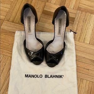 manolo blahnik black patent leather peep toe pump